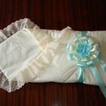 المغلف الأبيض مع القوس الشريط