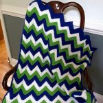 يتم الجمع بين الأبيض والأزرق والأخضر تماما في سجادة واحدة جميلة.