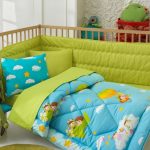 طفل رضيع مع سرير مع الغيوم