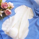 بطانية زرقاء مع الأرنب الطويل