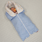 بفضل السحاب ، يمكن طي المظروف في بطانية إذا لزم الأمر.