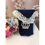 أظرف بطانية على مقتطف إمبراطوري (أزرق داكن مع دانتيل ألبان وتاج كبير على صائدة الذباب)