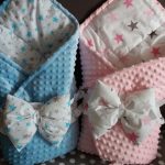 مظروف باللون الوردي والأزرق