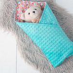 مغلف بطانية جميلة على البيان وفي السرير