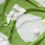 منقوشة جميلة مع الأرنب على خلفية خضراء