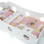 تعيين دمية في سرير مع الأشبال لطيف