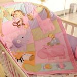 بطانية صغيرة في سرير الوليد