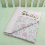 بطانية وردي لطيف مع قلوب