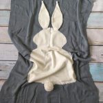 أرنب أرنب منقوشة الأكثر حساسية في الرمادي محايد