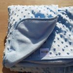 بطانية زرقاء لطيفة مع الحيوانات الصغيرة