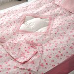 مجموعة حساسة مع الورود لفتاة في سن المراهقة