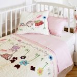 سرير لطيف وضع في السرير للفتاة