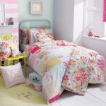 بطانية لفتاة مناسبة في الحجم لسرير مفرد