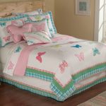 بطانية مع الفراشات لفتاة في سن المراهقة