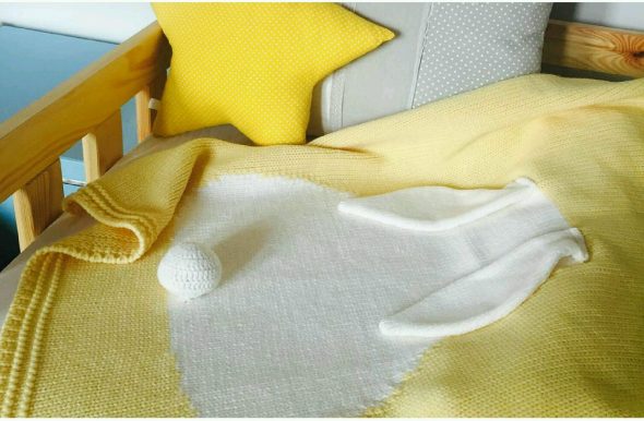 الأطفال منقوشة مع الأرنب الخلفي