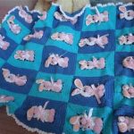 منقوشة مع نمط الشطرنج والأرانب في كل مربع