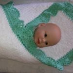 بطانية بيضاء بسيطة مع تقليم الدانتيل على البيان