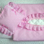 الدانتيل الوردي مجموعة في السرير