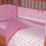 طقم سرير وردي للفتاة في السرير