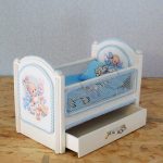 سرير محلي الصنع مع جوانب شبكية وفراش أزرق