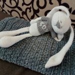 رمادي لعبة منقوشة وأفخم الأرنب