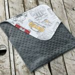 بطانية رمادية أفخم مع سيارات على الجانب الثاني