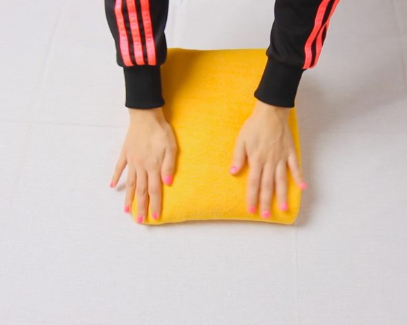 أضعاف ورقة إلى مربع صغير.