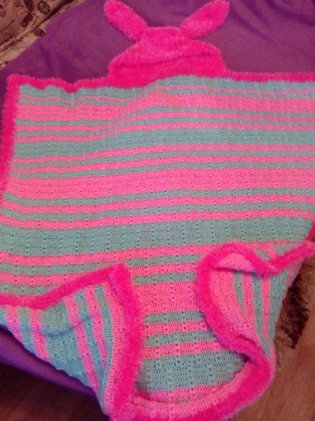 بطانية محبوك مع غطاء محرك السيارة الأرنب