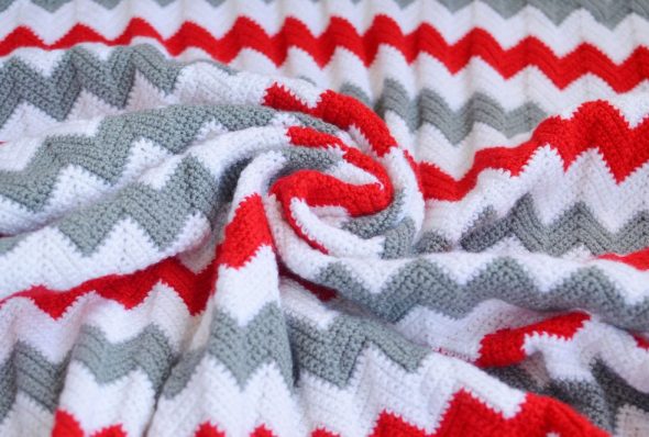 منقوشة بألوان الرمادي والأبيض والأحمر