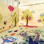 بومة مشرقة تبدو أصلية على السرير للأطفال