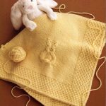 محبوك الأصفر منقوشة مع الأرنب