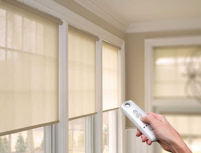 ستائر كهربائية في فتحات نوافذ غرفة المعيشة