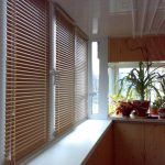 ستائر من الخيزران على الشرفة الدافئة