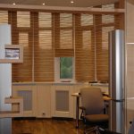 ستائر بامبو ضيقة على نافذة لوجيا المرفقة