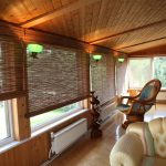 سقف خشبي في شرفة دافئة