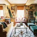 ستائر بيج على نوافذ غرفة المعيشة