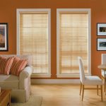 ستائر خشبية في فتحات نافذة غرفة المعيشة