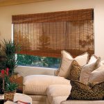 ستارة من الخيزران ملفوفة على نافذة غرفة المعيشة