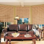 أريكة بنية اللون مع تنجيد من الجلد