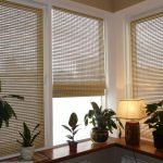 بوعاء الزهور على عتبة نافذة خشبية