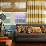 ستائر مخططة في غرفة المعيشة الداخلية