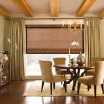 كراسي ناعمة مع ظهورهم على طاولة العشاء