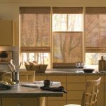 ثلاث ستائر من الخيزران على نافذة مطبخ منزل خاص