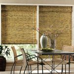 فروع الجافة في إناء من الزجاج