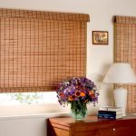 الزهور الطازجة في إناء على مضمد