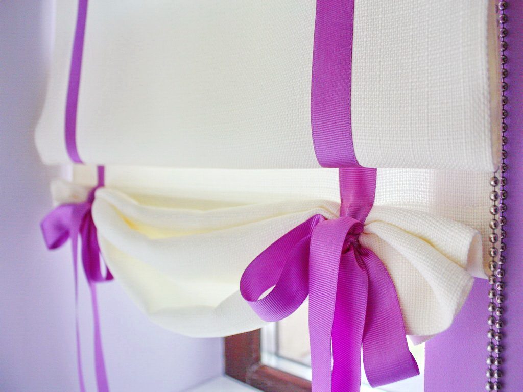 الانحناء الشريط الساتان على الستائر الرومانية البيضاء