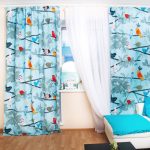 تول أبيض وستائر مثيرة للاهتمام مع طيور ملونة على خلفية بيضاء