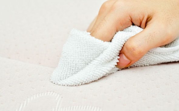 يمسح بالماء البارد