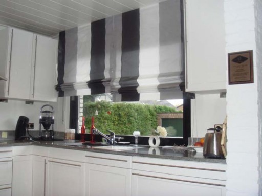 إبزيم الستائر على السقف