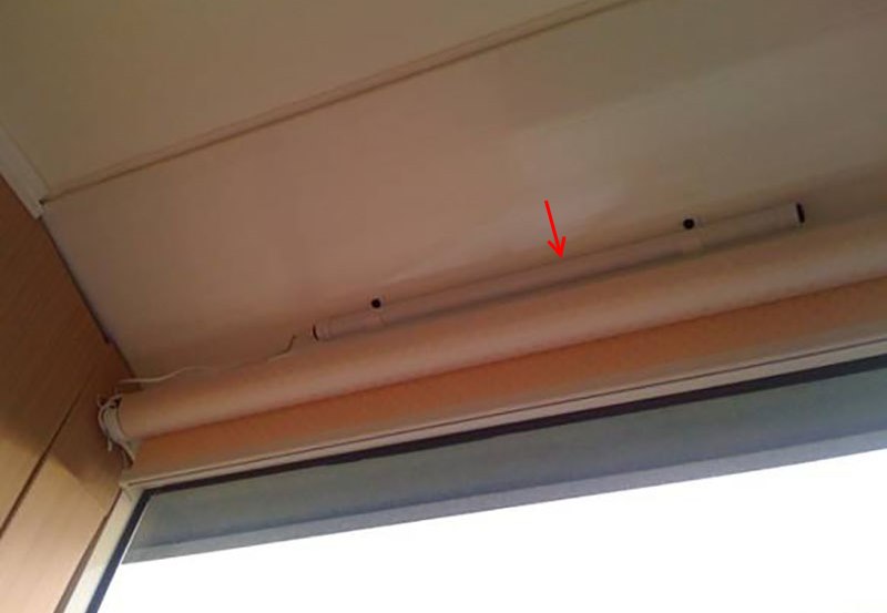 أنبوب مع بطاريات الليثيوم على الستائر الدوارة